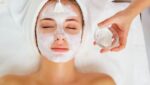 Mulher recebendo limpeza de pele na Clínica Cássia Diaz Estética em Indaiatuba - SP, com tratamento facial para hidratação e rejuvenescimento.