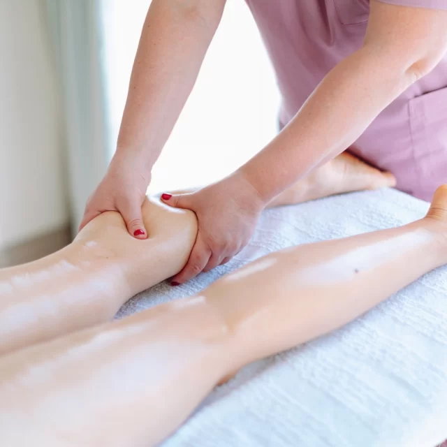 Mulher recebendo drenagem Linfática em clinica de Estética em Indaiatuba