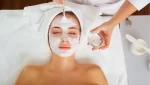 Mulher recebendo limpeza de pele na Clínica Cássia Diaz Estética em Indaiatuba - SP, com tratamento facial para hidratação e rejuvenescimento.