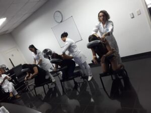 Massagem rápida em cadeira ergonômica na Cássia Diaz Estética em Indaiatuba
