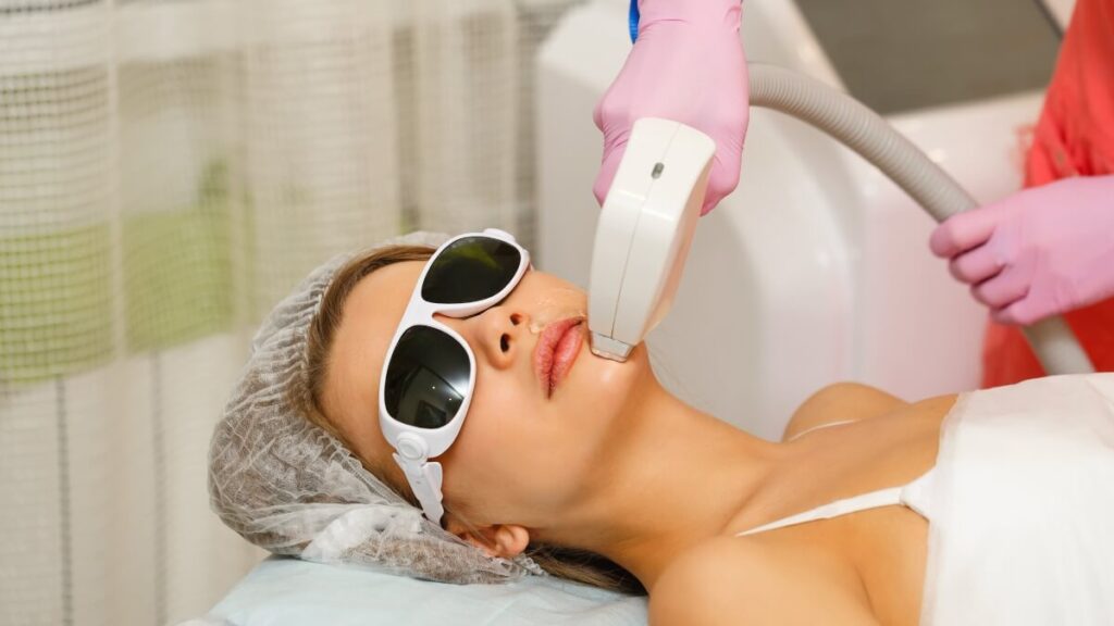 Tratamento de Laserterapia na Clínica Cássia Diaz Estética em Indaiatuba. ✨

A imagem demonstra a aplicação da fotobiomodulação durante o nosso protocolo de limpeza de pele avançada. Com o uso de óculos de proteção e equipamentos certificados (HTM), garantimos um procedimento seguro que acelera a cicatrização, combate bactérias da acne e reduz a vermelhidão imediatamente após a extração. Tecnologia a serviço da sua beleza no Edifício Vértice.