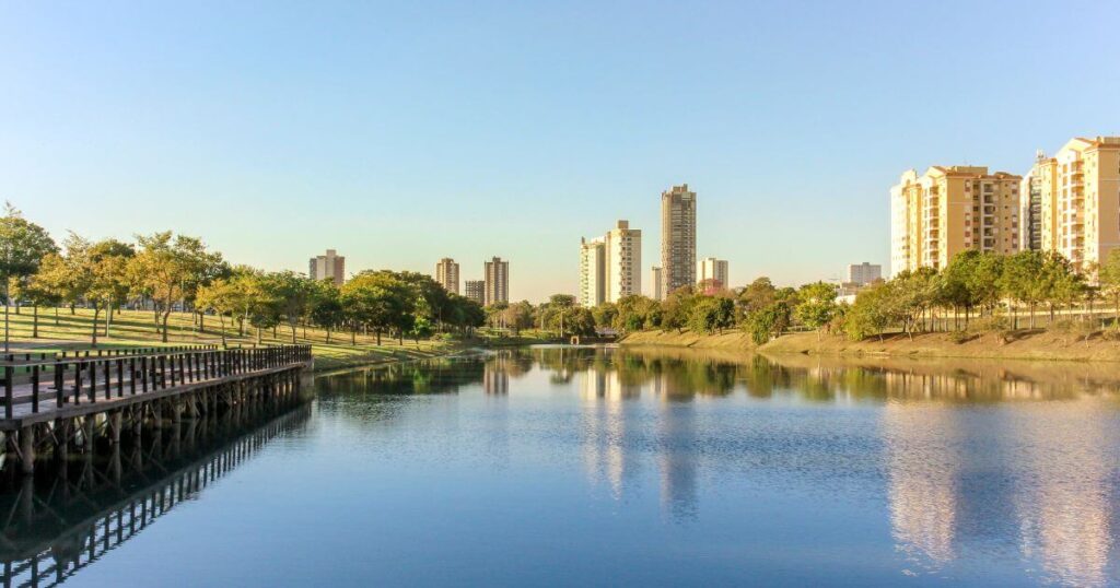 "Aproveite sua caminhada no Parque Ecológico e passe na nossa clínica no Edifício Vértice, bem pertinho daqui!" "Vista do lago do Parque Ecológico de Indaiatuba com prédios ao fundo, simbolizando o bem-estar e a conveniência de se cuidar na Clínica Cássia Diaz, localizada no Edifício Vértice, no coração do Centro."