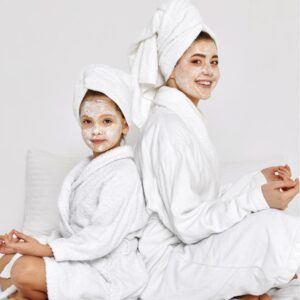 Mãe e filha relaxando com máscaras faciais no Spa em Indaiatuba Cássia Diaz Estética.