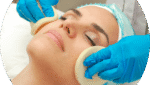 "Realizando um procedimento de limpeza de pele facial com esponjas macias em uma cliente aqui na Clínica Estética Cássia Diaz."